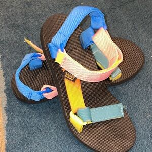 Teva Women's Sandals with Multicolor Straps - preloved in great condition